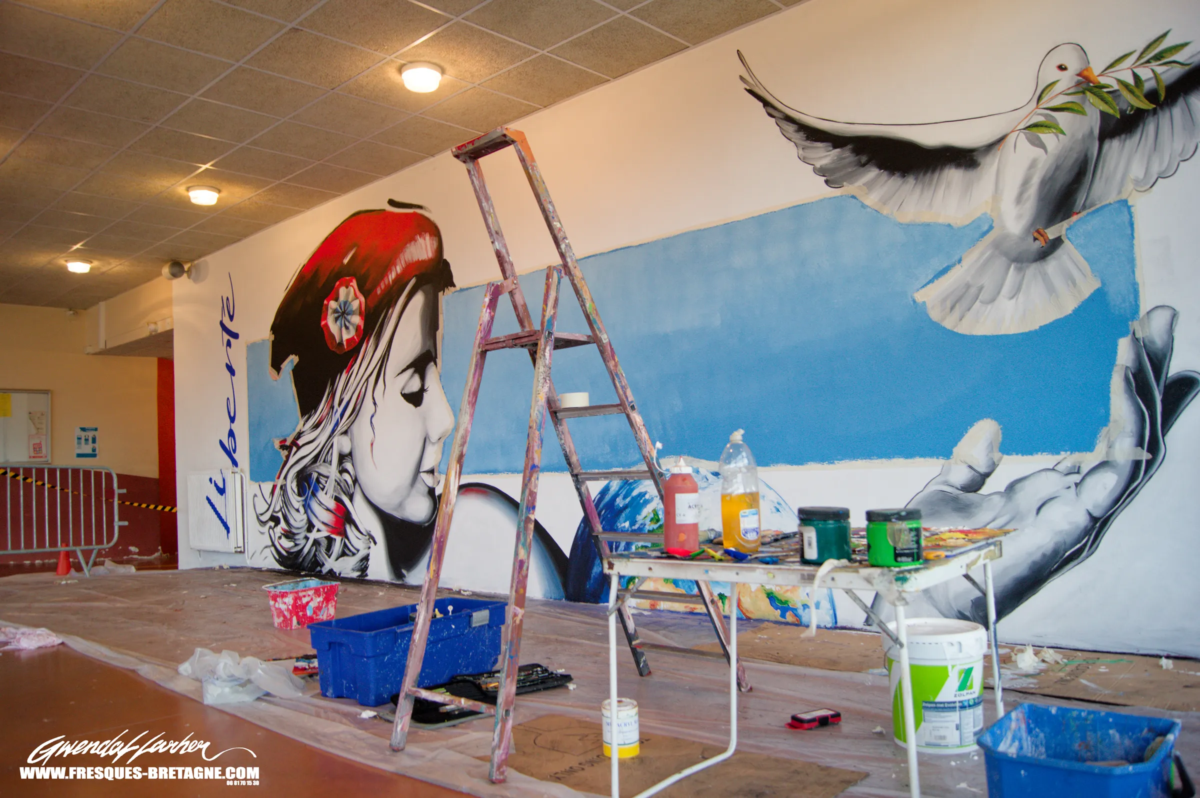 Portrait street art graffiti Marianne décoration mur intérieur collège public Morlaix